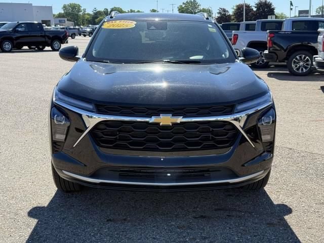 Used 2025 Chevrolet Trax LT FWD image 3
