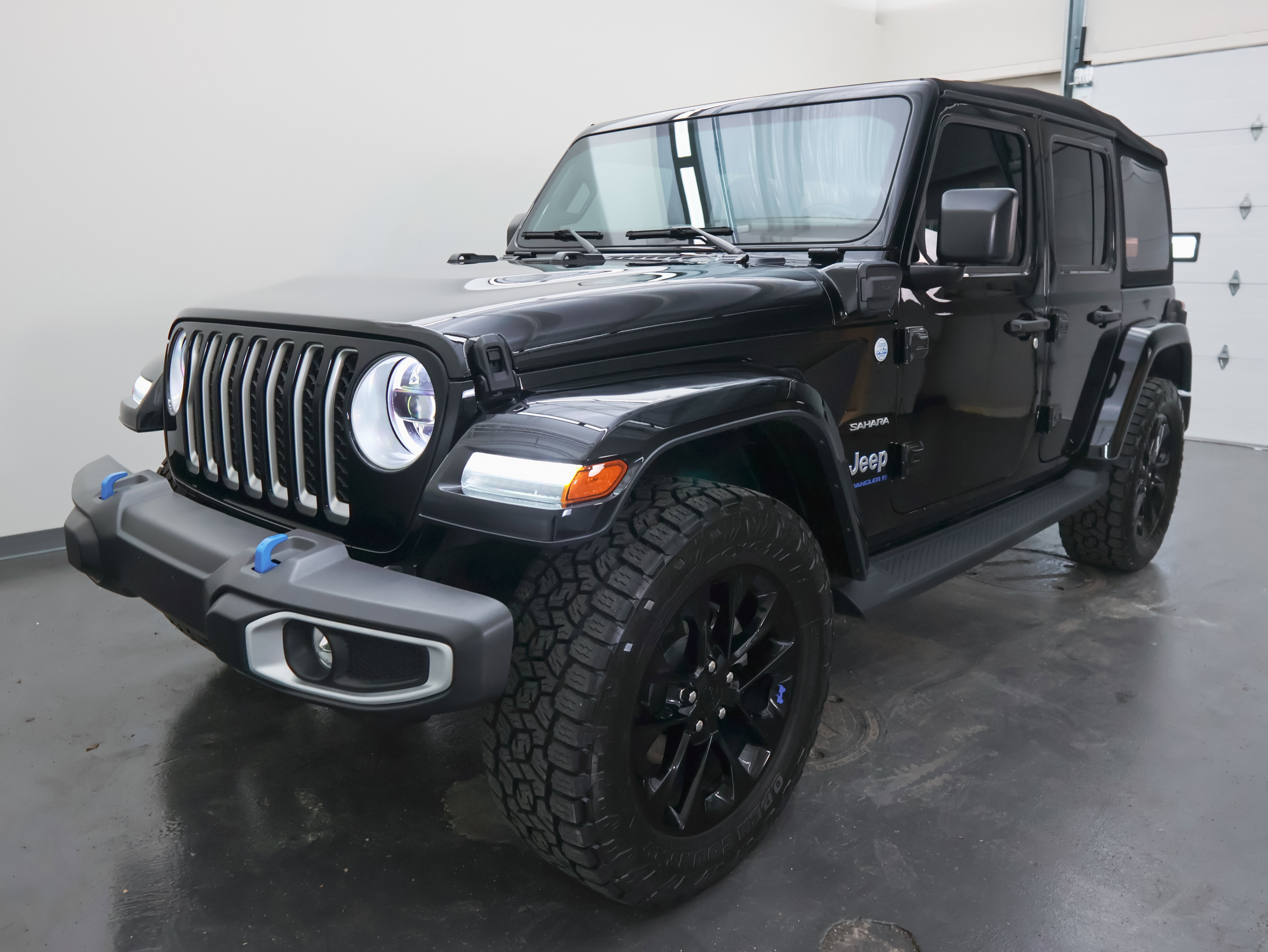 Used 2023 Jeep Wrangler Sahara w/ Cold Weather Group AWD/4WD image 7