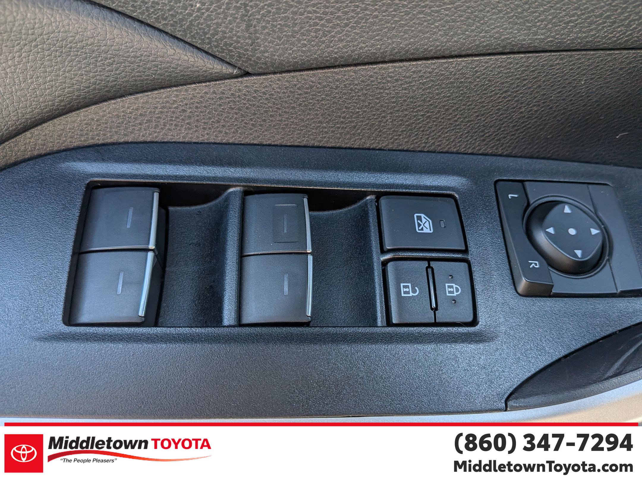 Used 2025 Toyota RAV4 XLE image 12