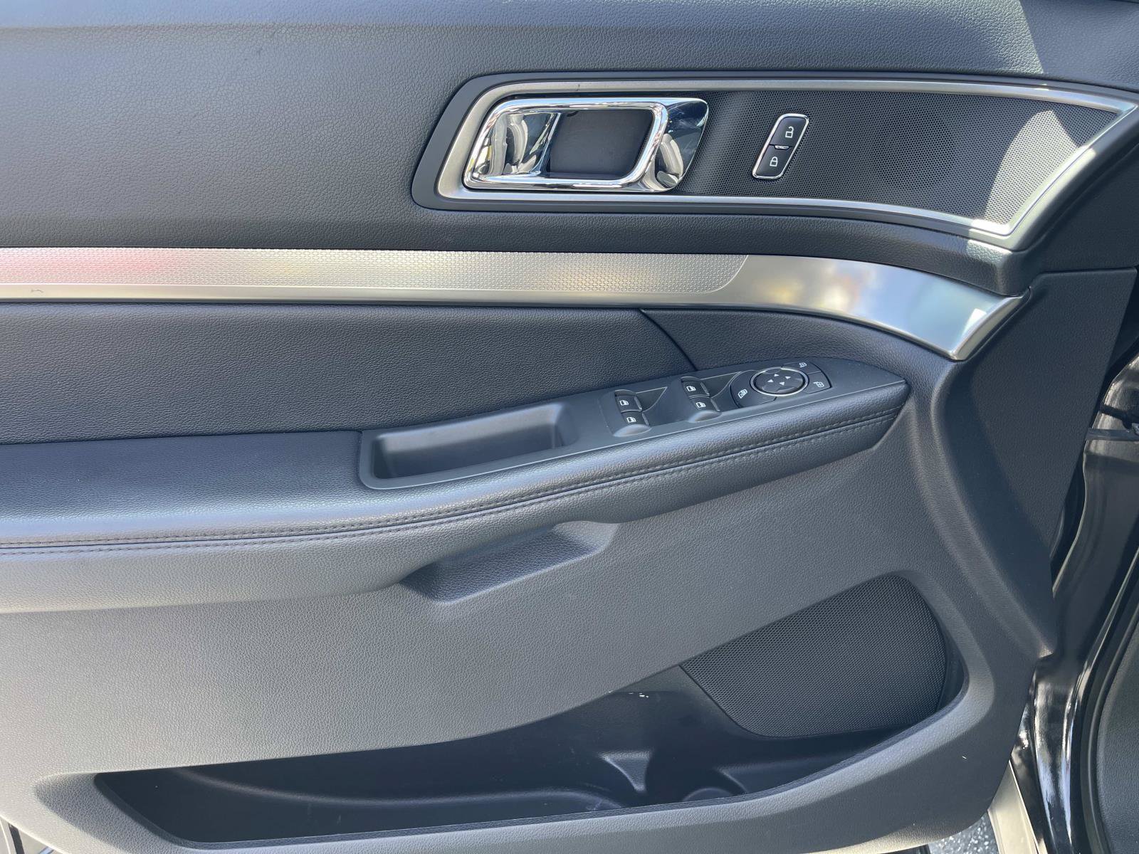 Used 2019 Ford Explorer XLT w/ Equipment Group 201A FWD image 17