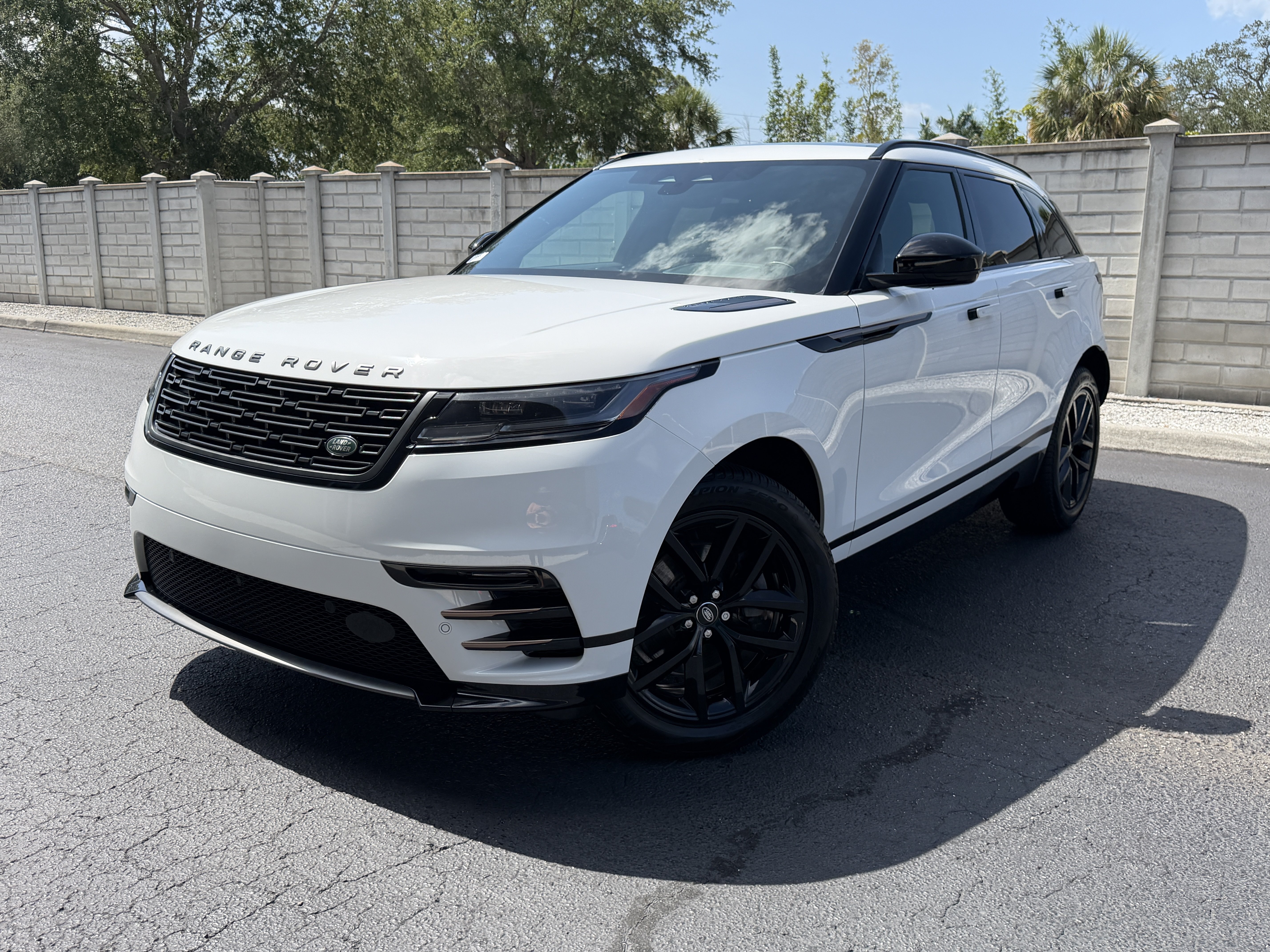 Used 2025 Land Rover Range Rover Velar Dynamic SE AWD/4WD image 1
