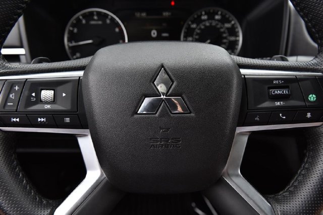 Used 2025 Mitsubishi Outlander AWD image 22