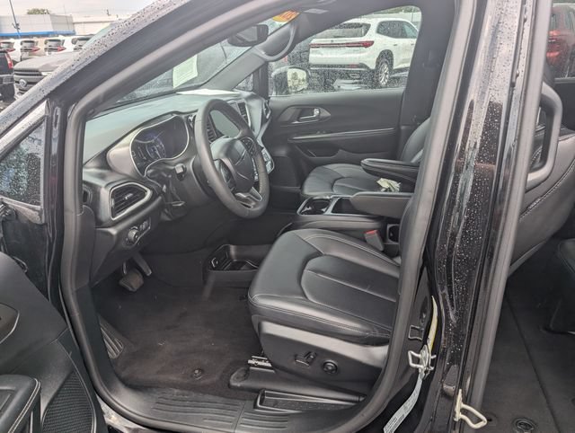 Used 2025 Chrysler Pacifica Select FWD image 11