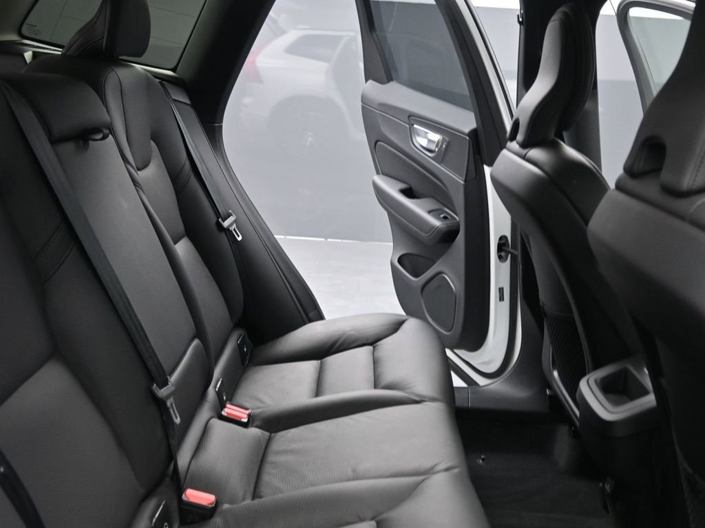 Used 2025 Volvo XC60 B5 Plus image 14