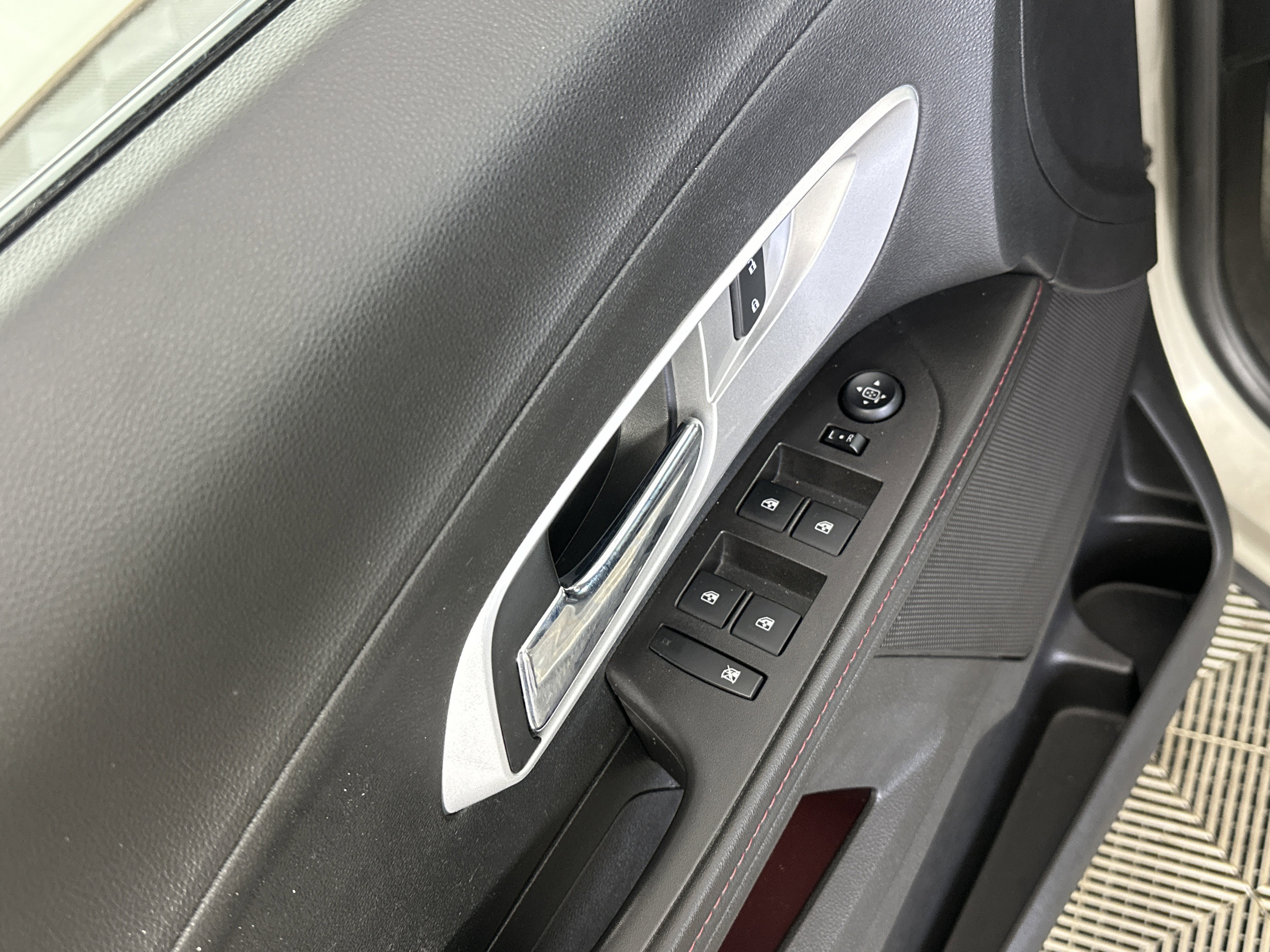 Used 2015 Chevrolet Equinox LT w/ Driver Convenience Package image 24