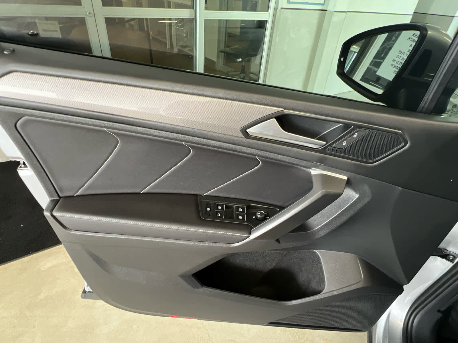 Used 2023 Volkswagen Tiguan SE w/ Panoramic Sunroof Package AWD/4WD image 11