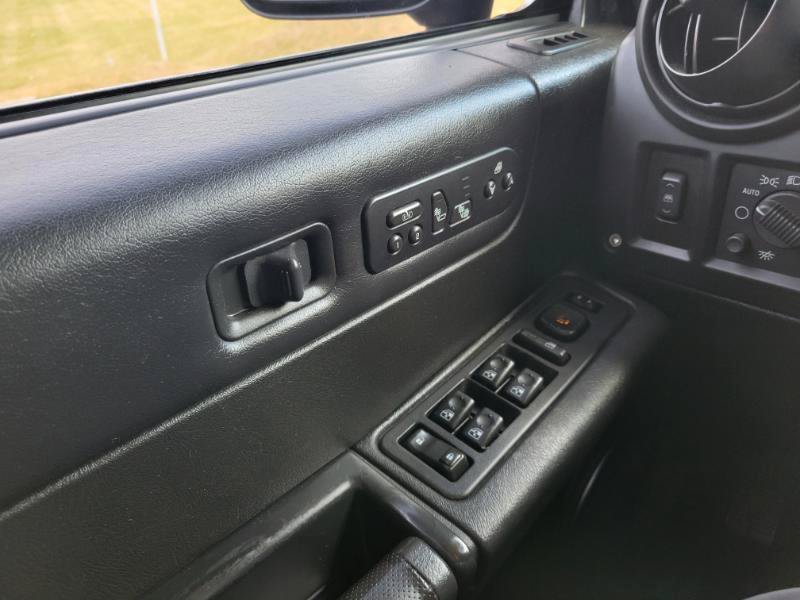 Used 2005 HUMMER H2 SUT w/ Preferred Equipment Group AWD/4WD image 37