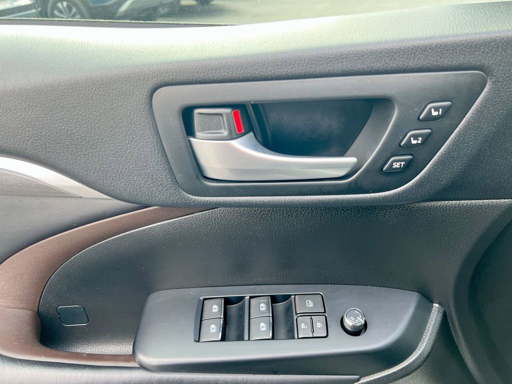 Used 2017 Toyota Highlander Limited image 20