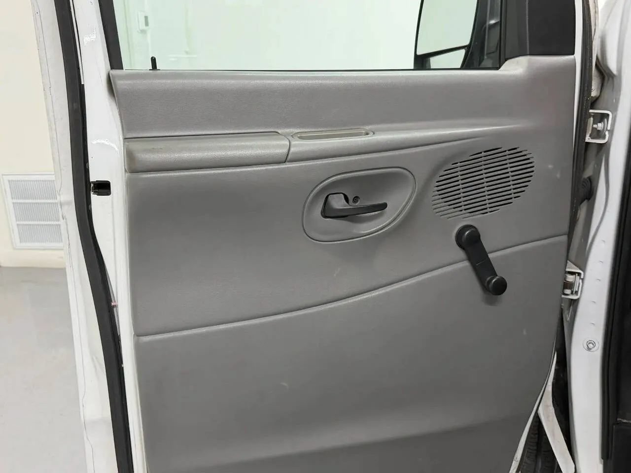 Used 2003 Ford E-350 and Econoline 350 XL RWD image 25