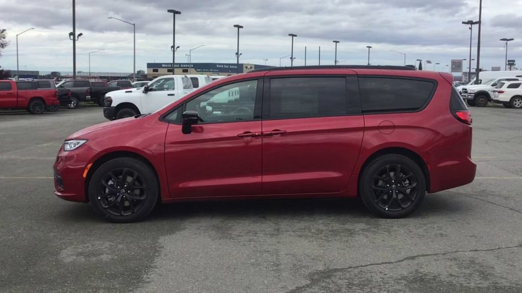 New 2026 Chrysler Pacifica Limited w/ S Appearance Package AWD/4WD image 5