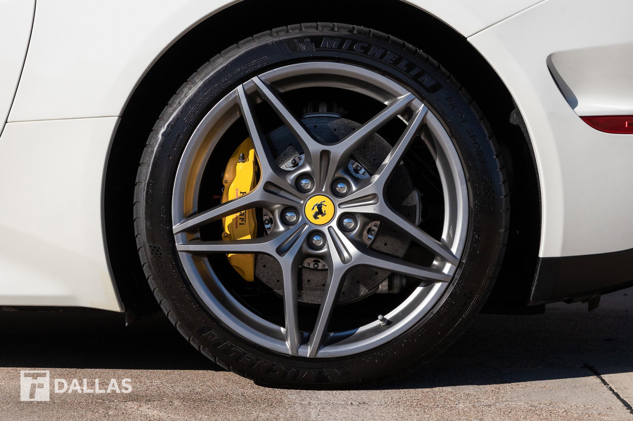 Used 2015 Ferrari California T image 9