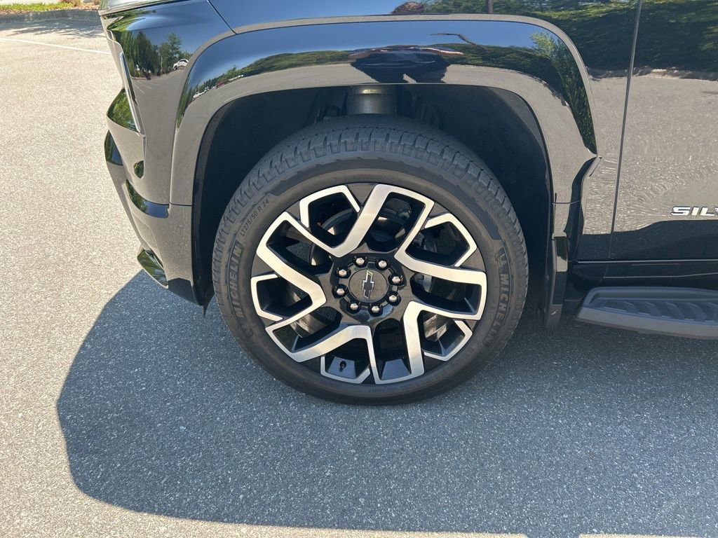 Used 2025 Chevrolet Silverado EV RST AWD/4WD image 28