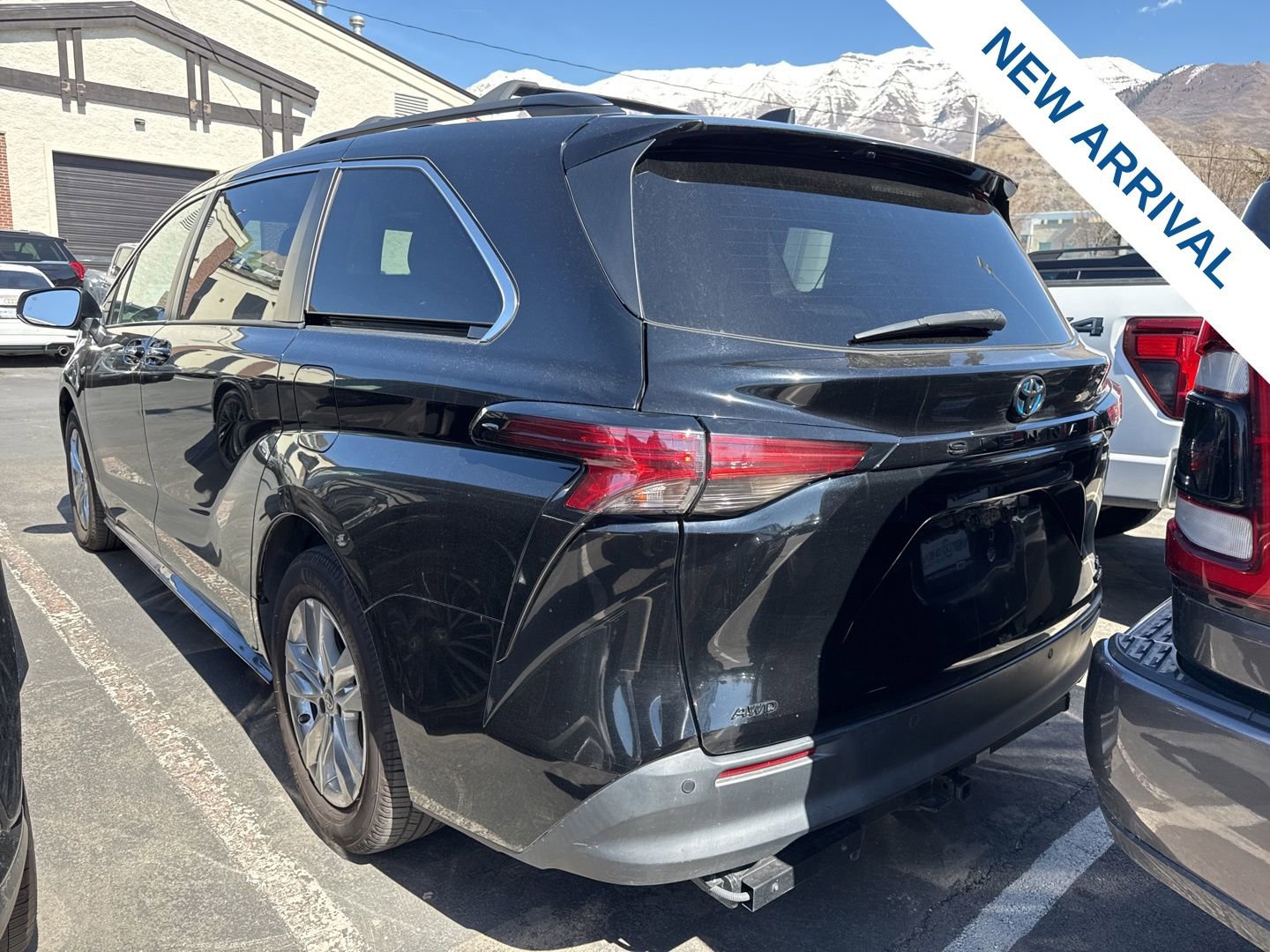 Used 2022 Toyota Sienna XLE Woodland Edition image 4