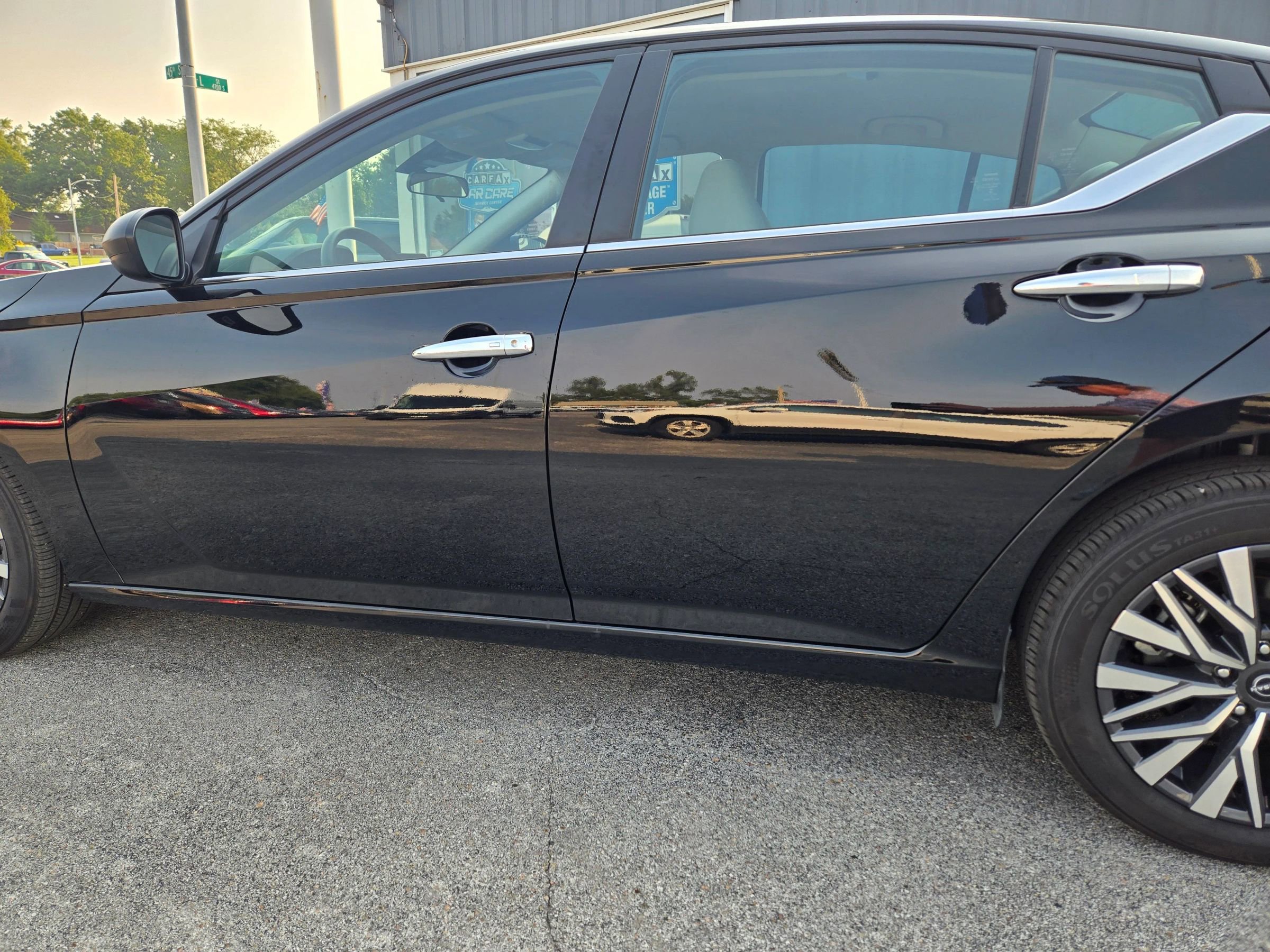 Used 2025 Nissan Altima 2.5 SV image 3