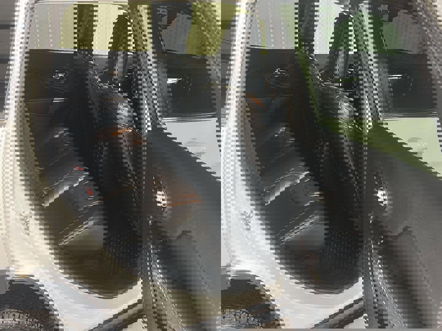 Used 2019 Jeep Cherokee Latitude Plus w/ Comfort/Convenience Group image 13