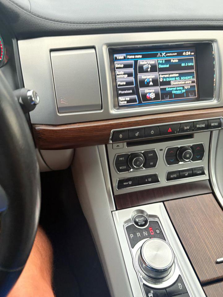 Used 2015 Jaguar XF Premium image 61