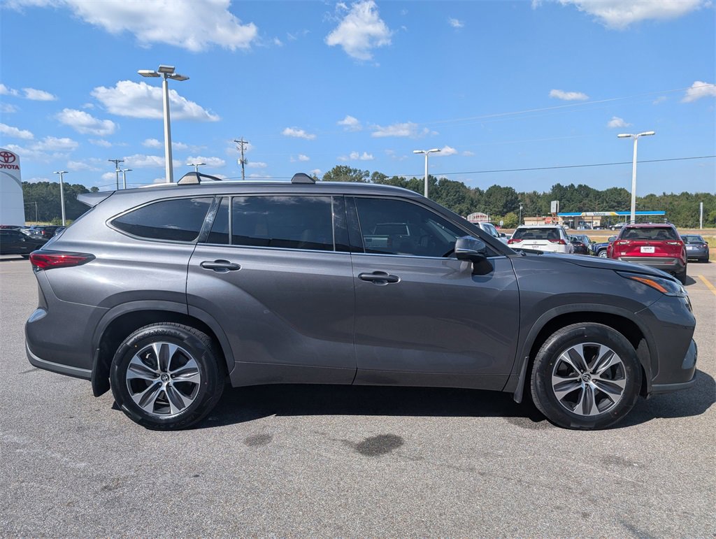 Used 2021 Toyota Highlander XLE image 2