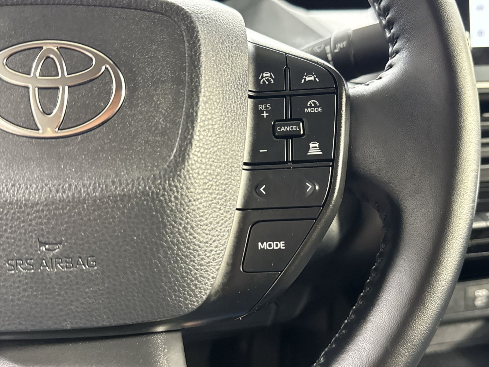 Used 2025 Toyota Prius LE AWD/4WD image 44