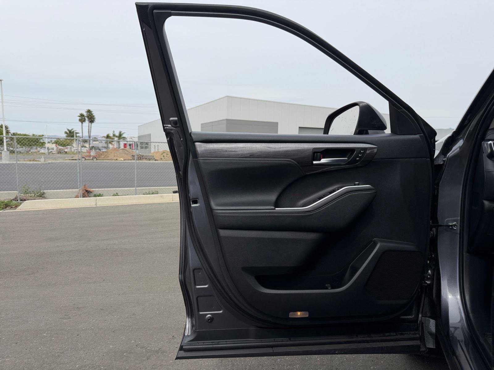 Used 2024 Toyota Highlander Platinum image 15