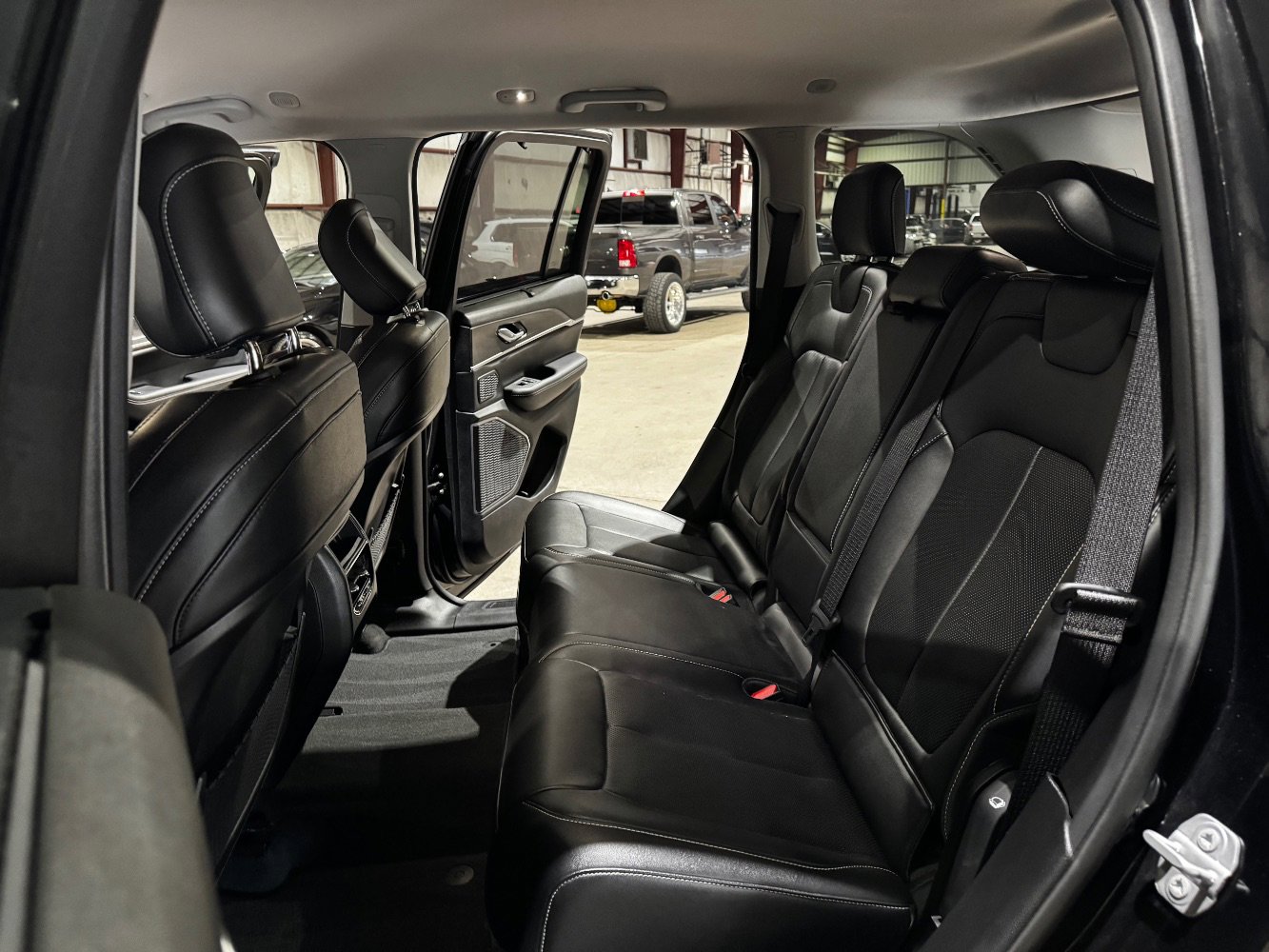 Used 2023 Jeep Grand Cherokee Limited w/ Luxury Tech Group II image 17