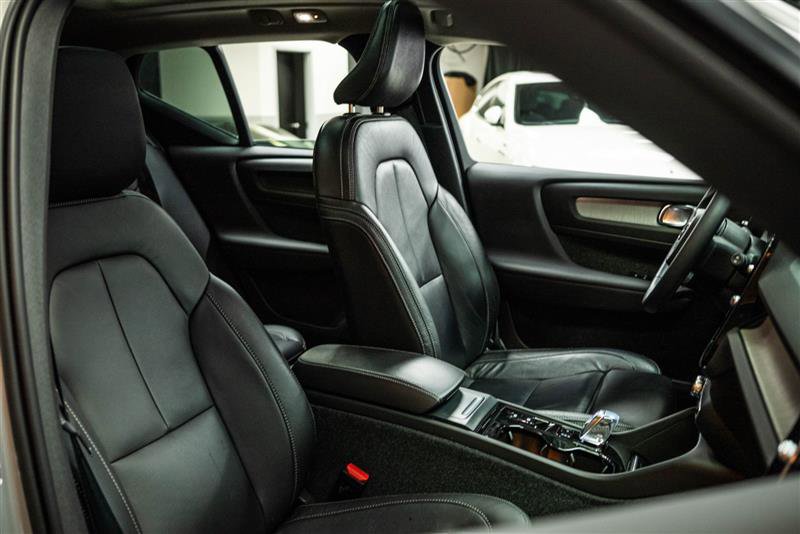 Used 2023 Volvo XC40 B4 Ultimate image 15