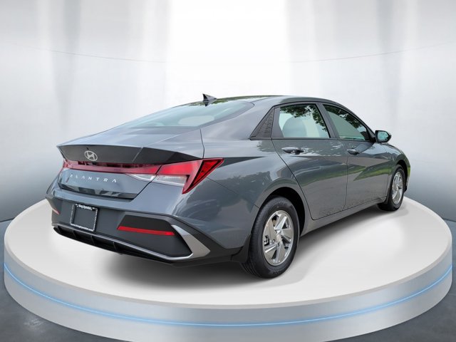 New 2026 Hyundai Elantra SE FWD image 4