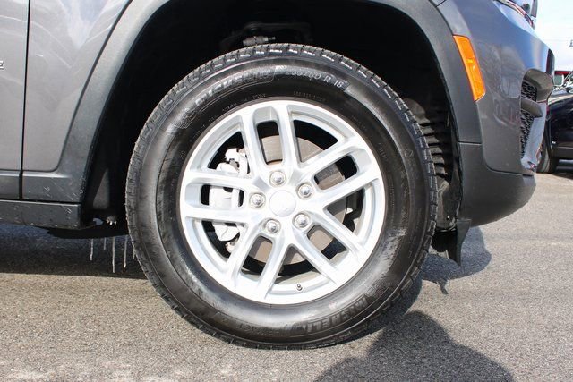 Used 2024 Jeep Grand Cherokee Laredo image 38