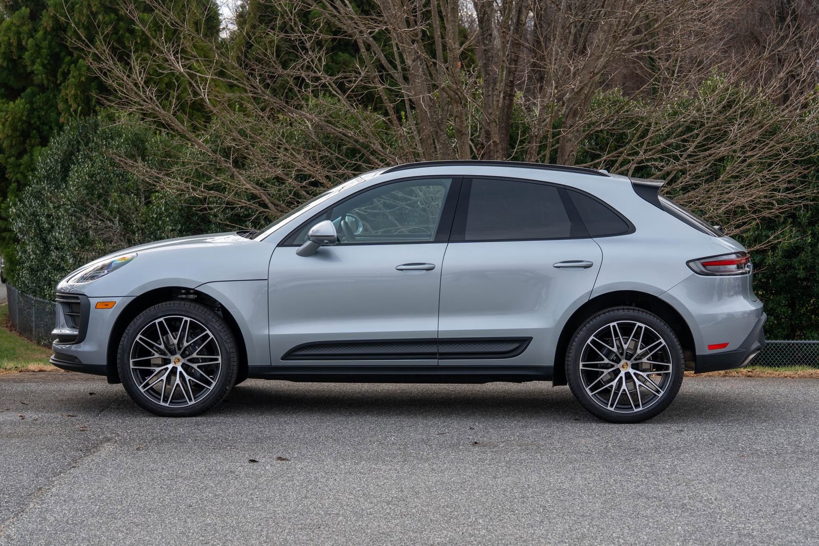 Certified 2025 Porsche Macan image 2
