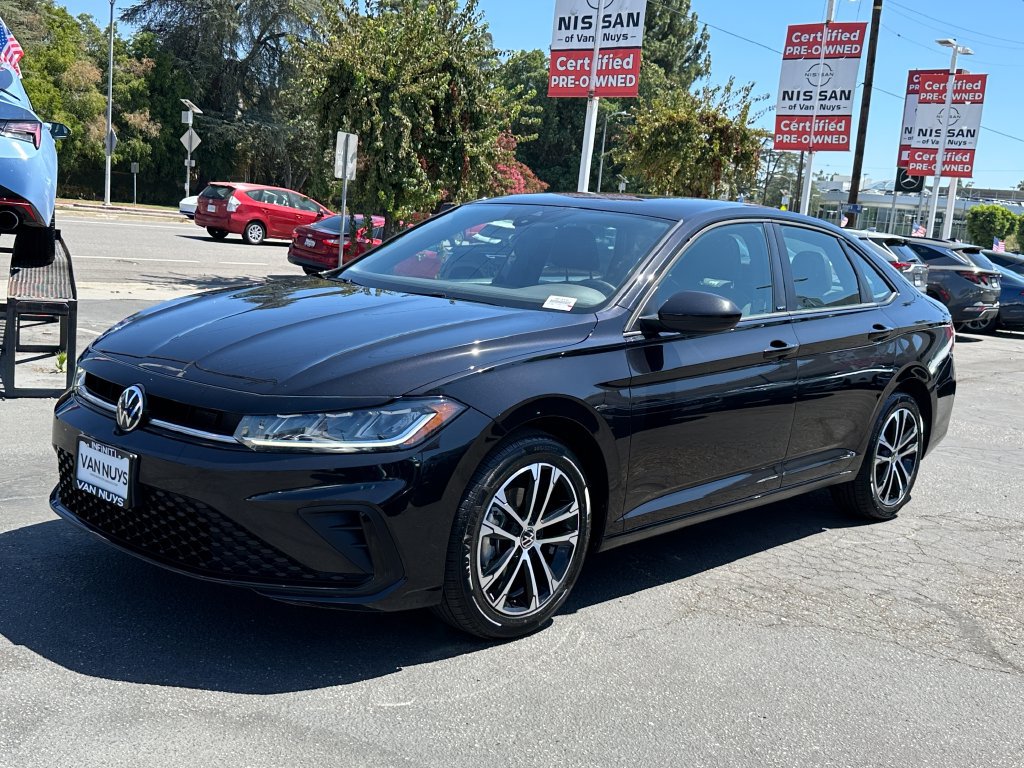 Used 2025 Volkswagen Jetta Sport FWD image 2