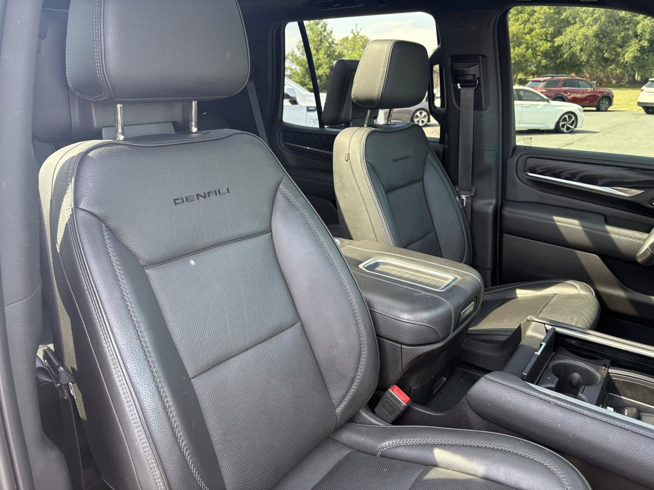 Used 2021 GMC Yukon Denali w/ Denali Ultimate Package AWD/4WD image 24