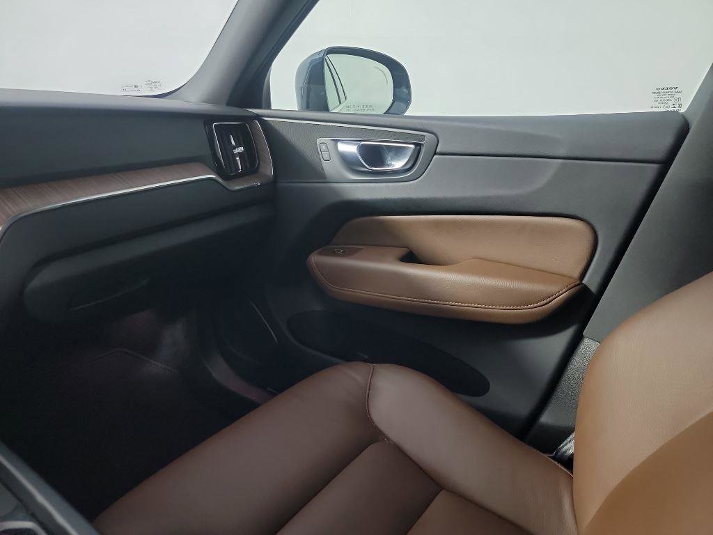 Used 2022 Volvo XC60 B5 Momentum w/ Advanced Package image 21
