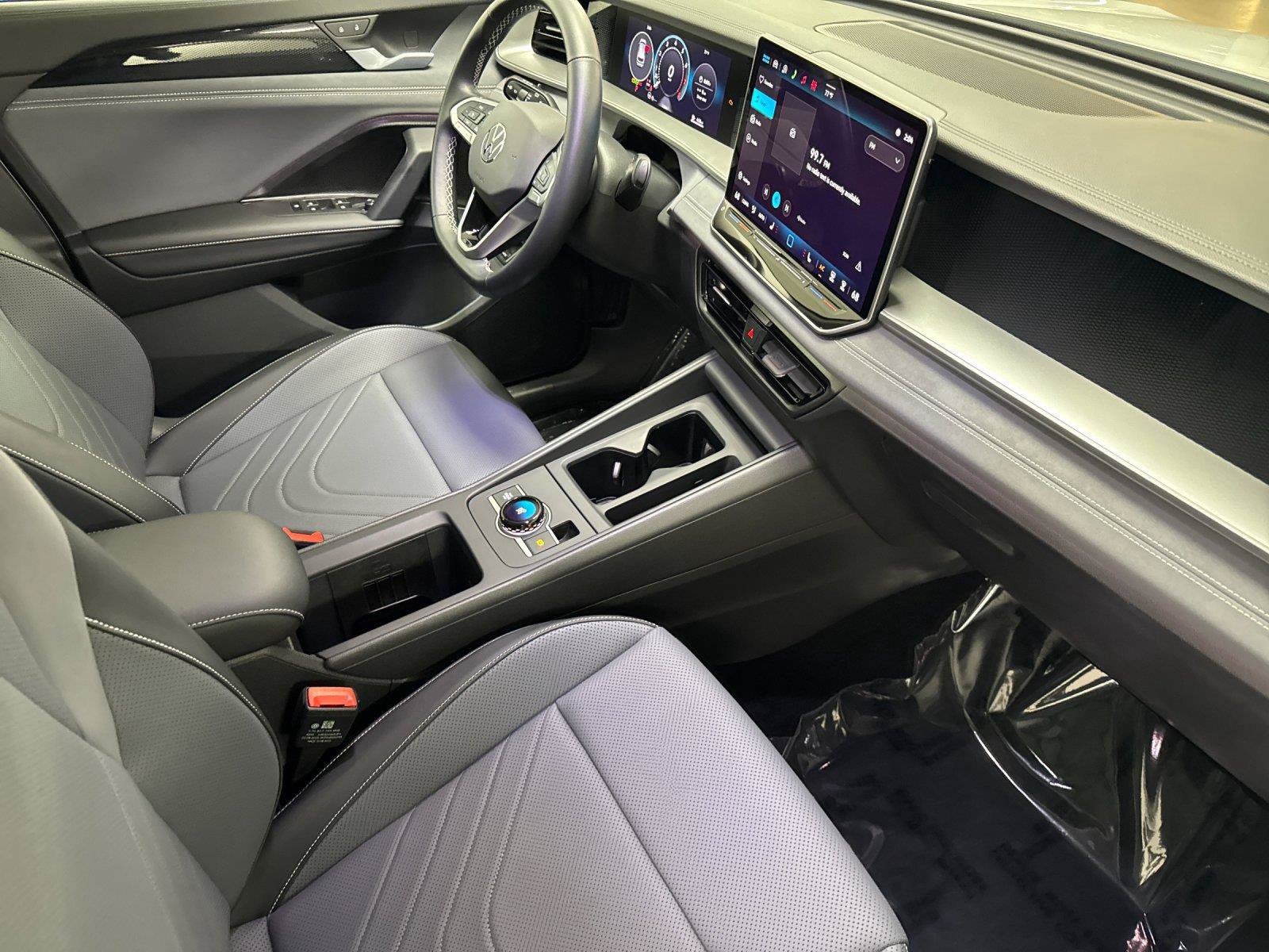 Used 2026 Volkswagen Tiguan SE w/ Panoramic Sunroof Package FWD image 15