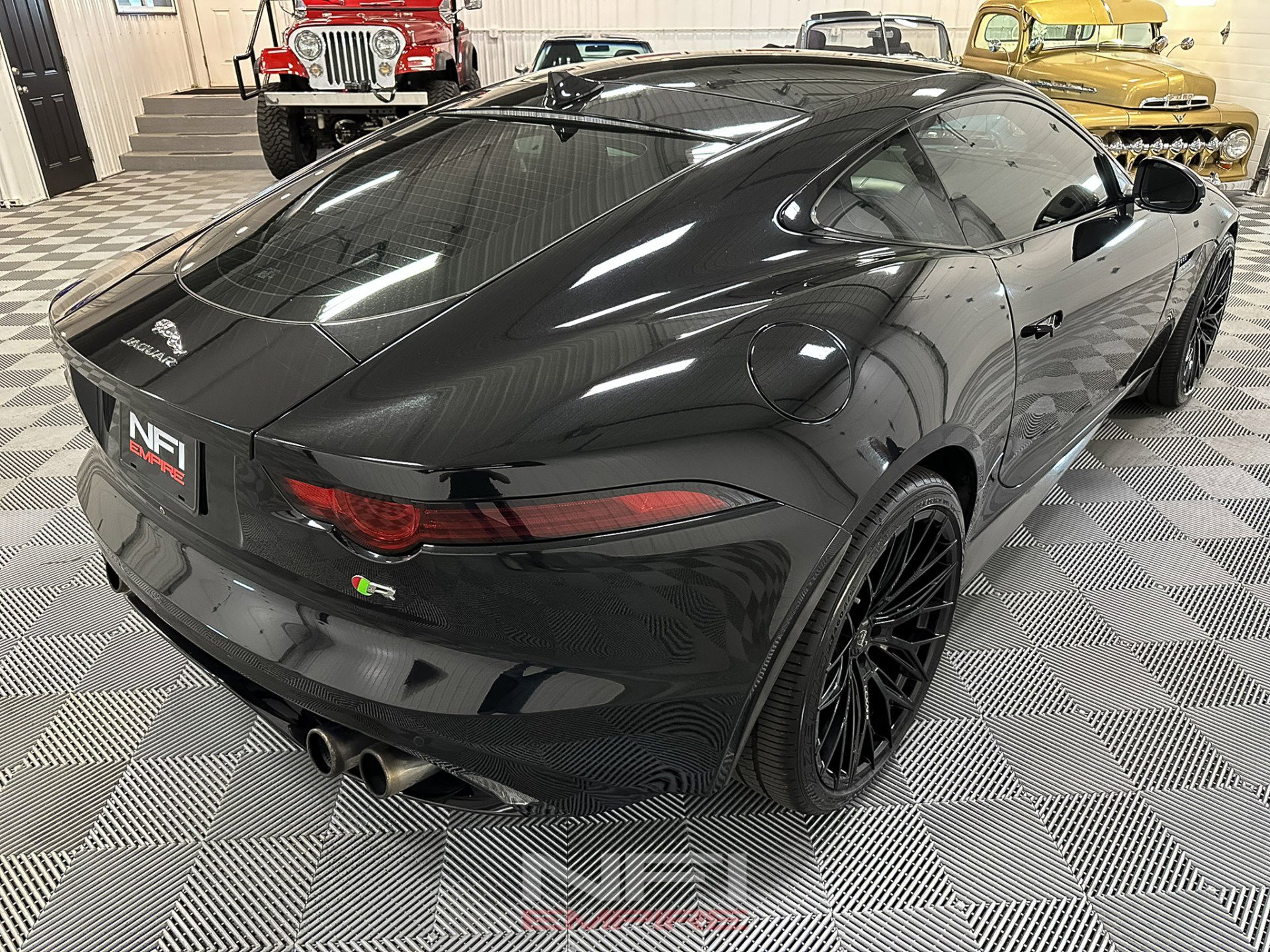 Used 2018 Jaguar F-TYPE R image 8