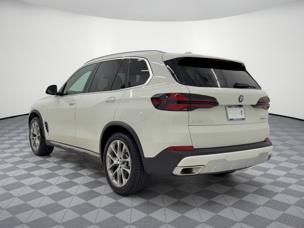 Certified 2024 BMW X5 xDrive50e w/ Premium Package AWD/4WD image 3