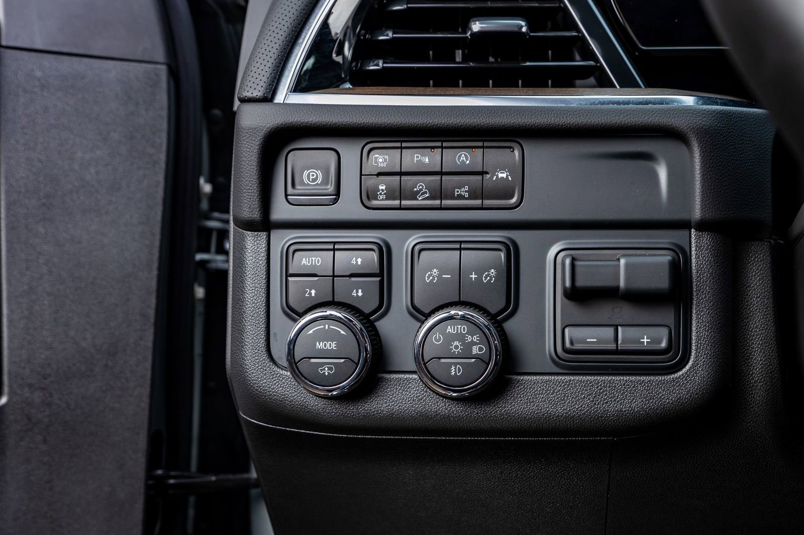 Used 2025 Chevrolet Tahoe High Country AWD/4WD image 22