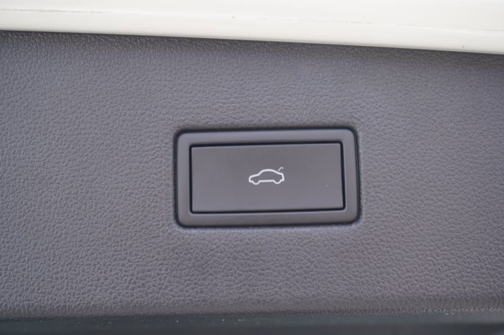 Used 2022 Volkswagen Tiguan SE R-Line image 9