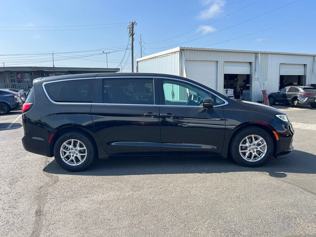 Used 2023 Chrysler Pacifica Touring-L FWD image 4