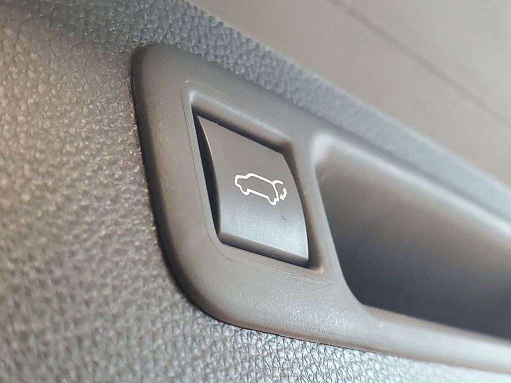 Used 2023 Toyota Highlander LE image 9