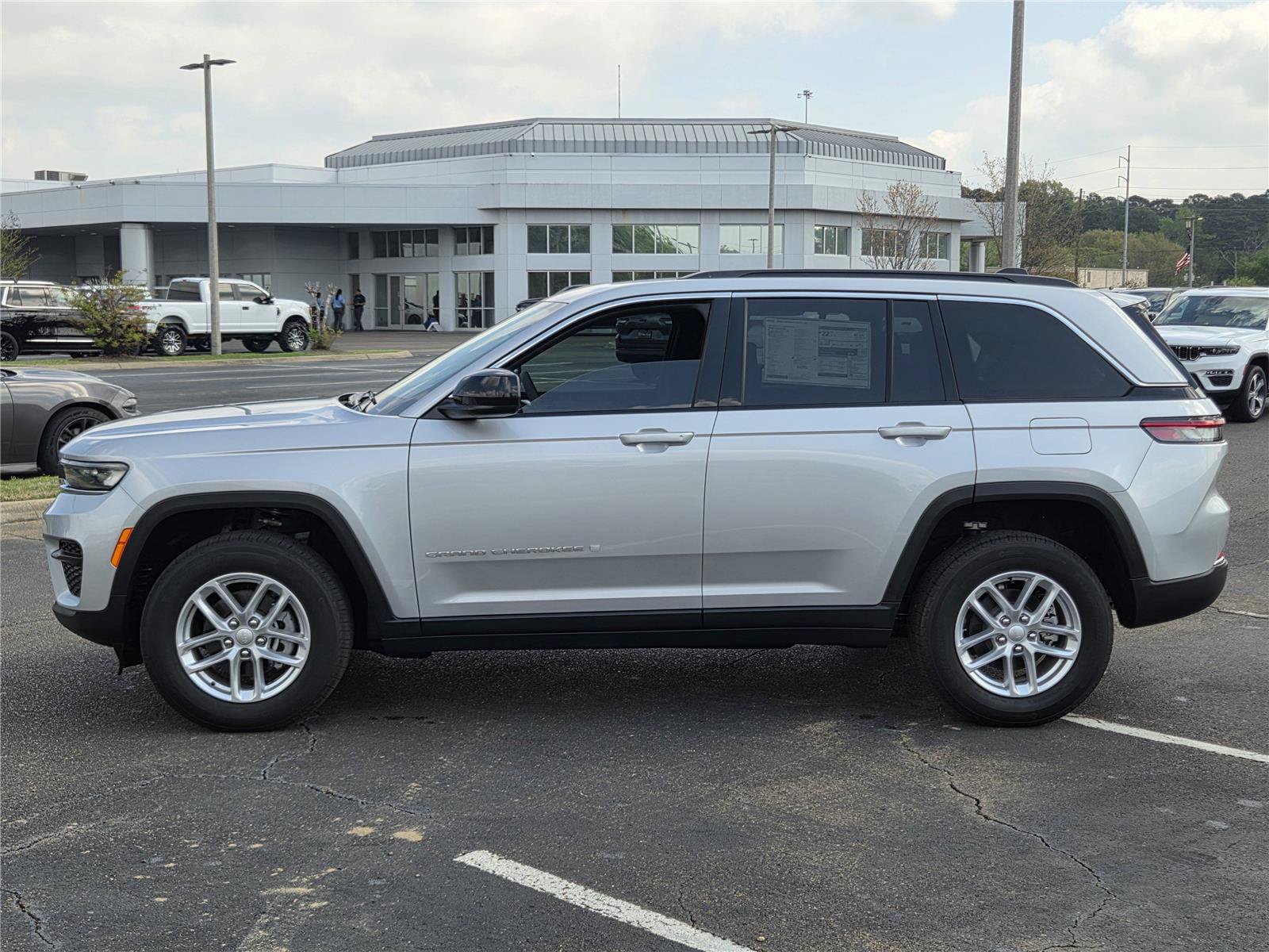 New 2025 Jeep Grand Cherokee Laredo X w/ Luxury Tech Group I RWD image 8
