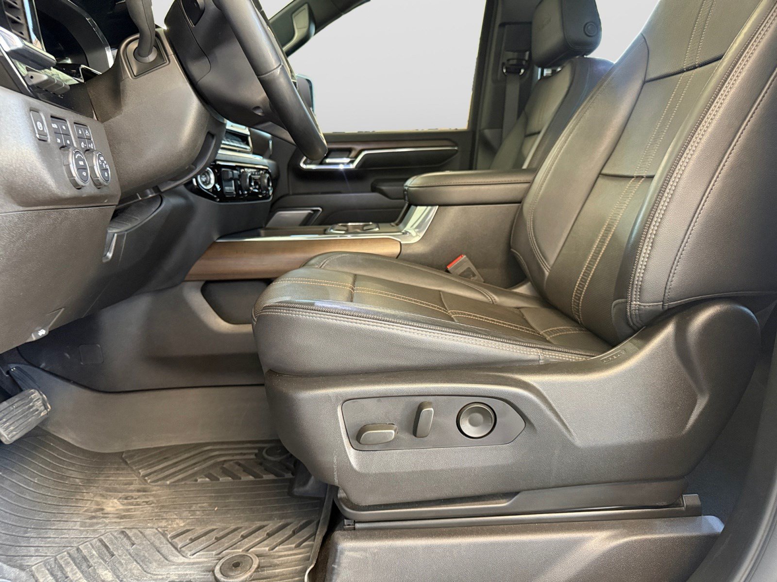 Used 2024 Chevrolet Silverado 2500 High Country w/ High Country Premium Package AWD/4WD image 11