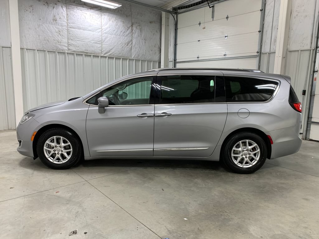 Used 2020 Chrysler Pacifica Touring-L FWD image 4