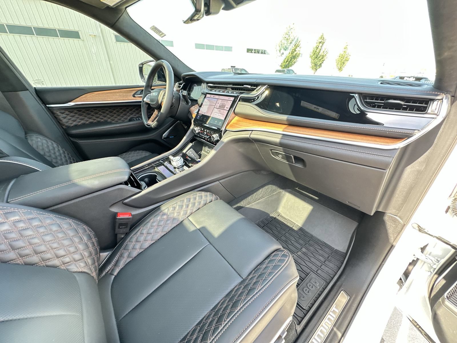 Used 2025 Jeep Grand Cherokee Summit AWD/4WD image 29