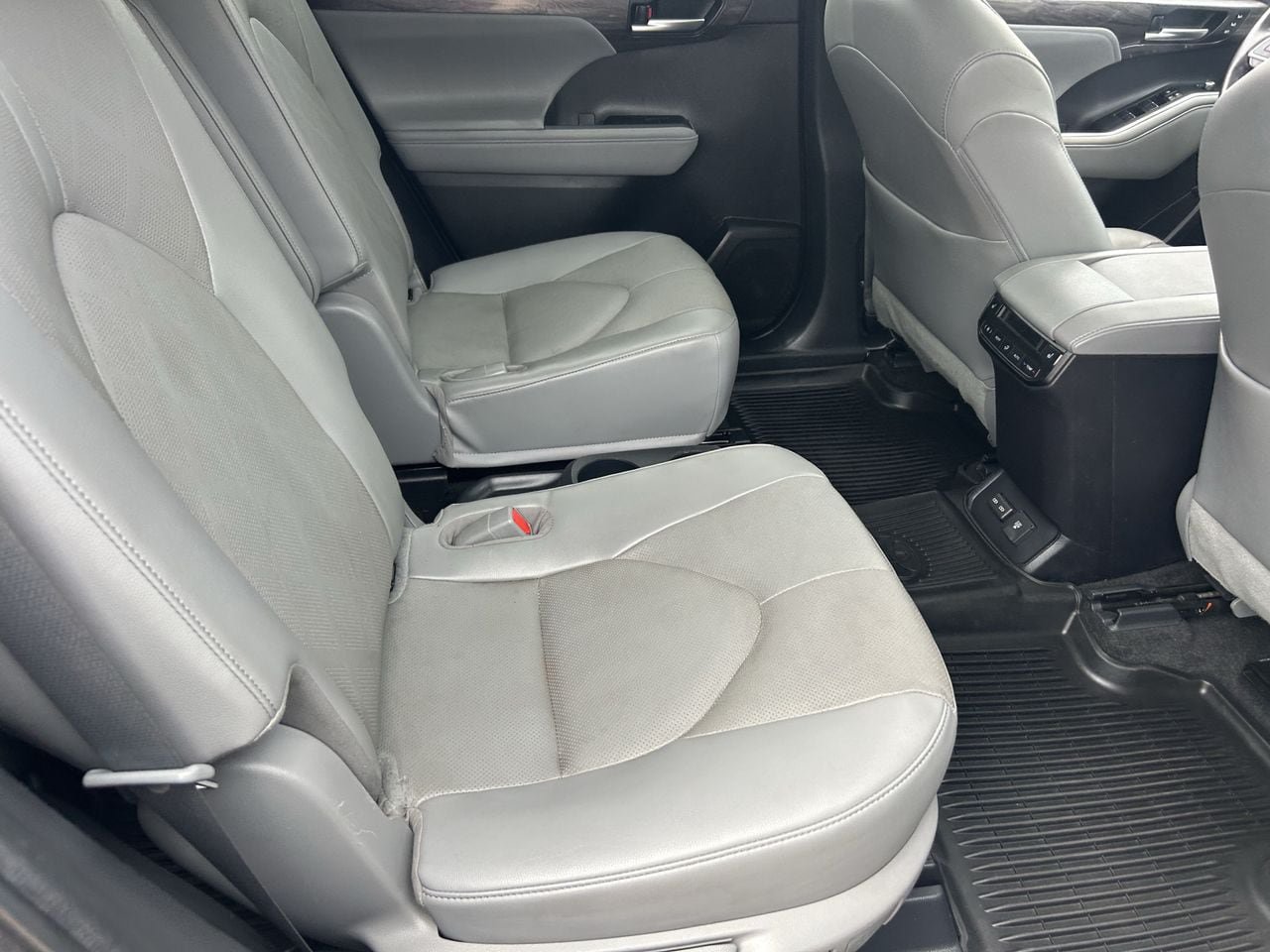 Used 2023 Toyota Highlander Platinum FWD image 15