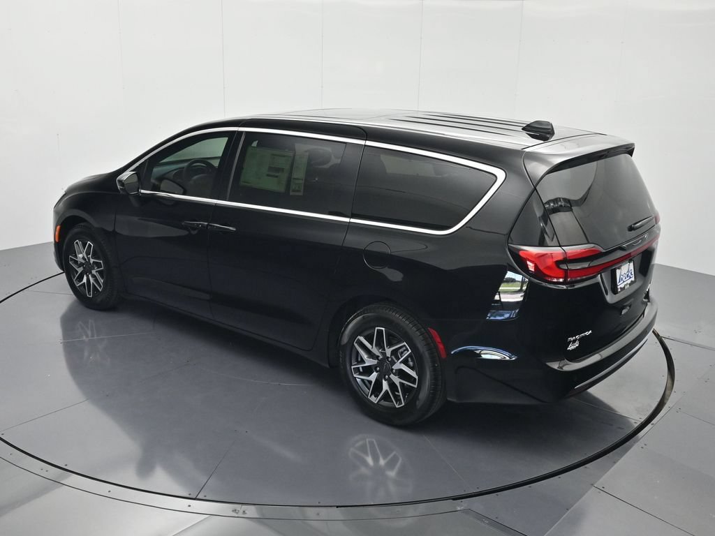 New 2027 Chrysler Pacifica Limited w/ Family Tech Group FWD image 37