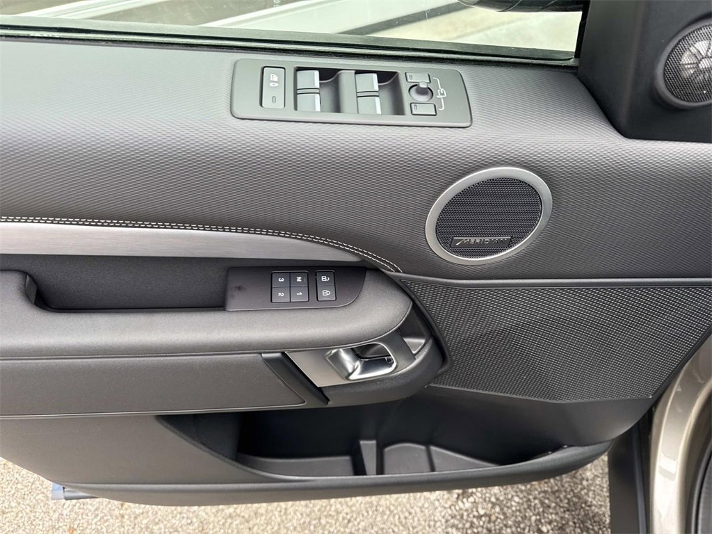 Certified 2025 Land Rover Discovery Dynamic SE image 17