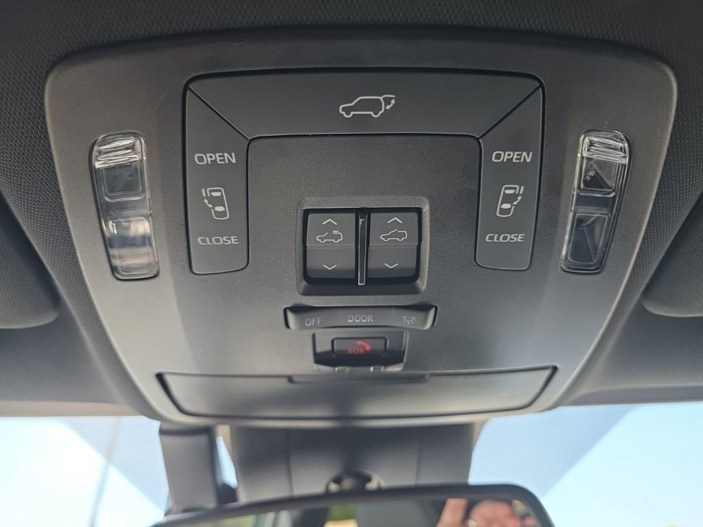 Used 2025 Toyota Sienna XLE Woodland Edition image 36