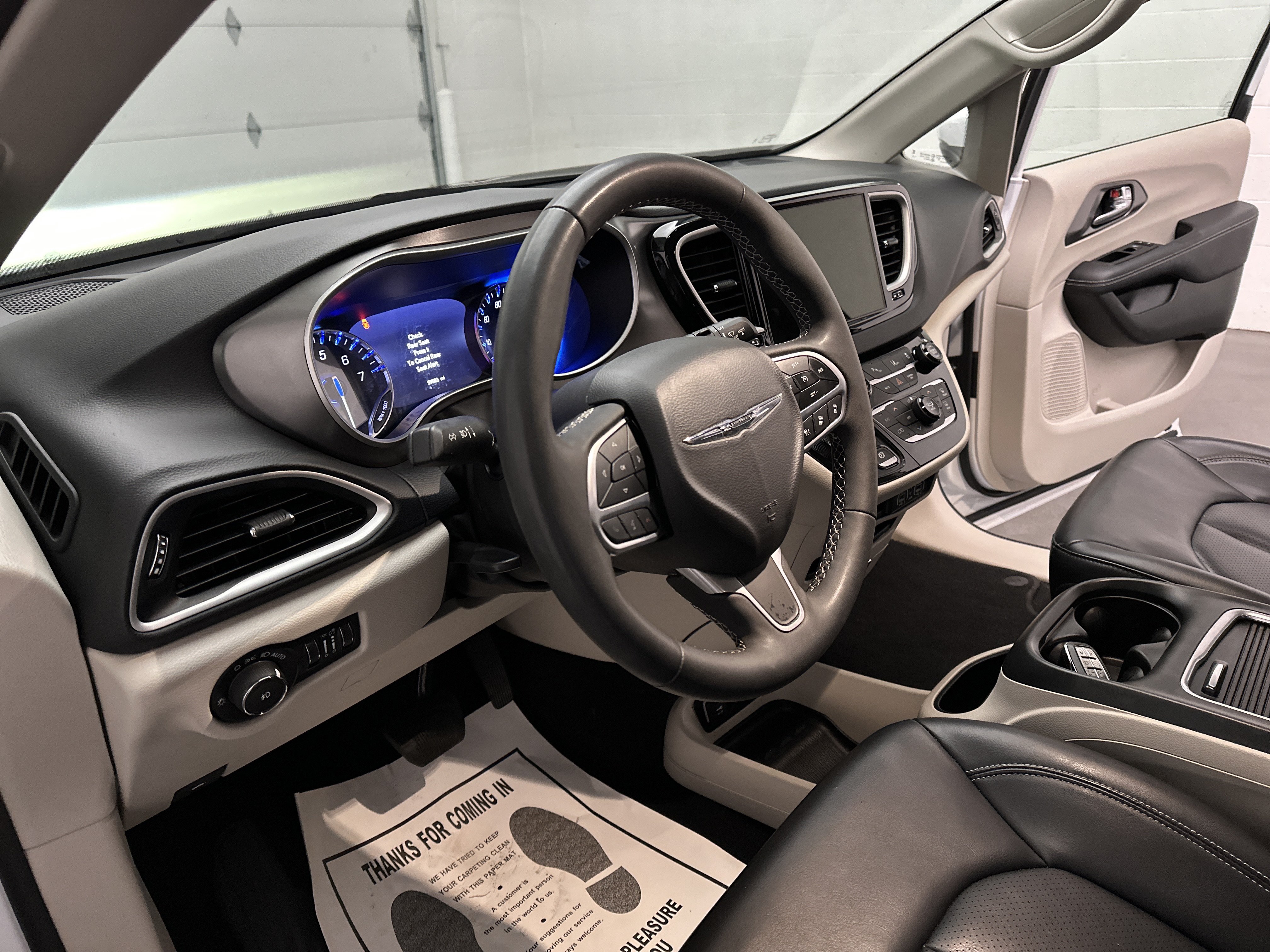 Used 2023 Chrysler Pacifica Touring-L FWD image 16