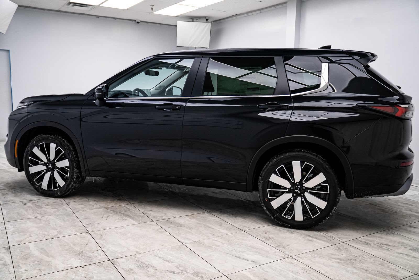 New 2026 Mitsubishi Outlander ES AWD/4WD image 3