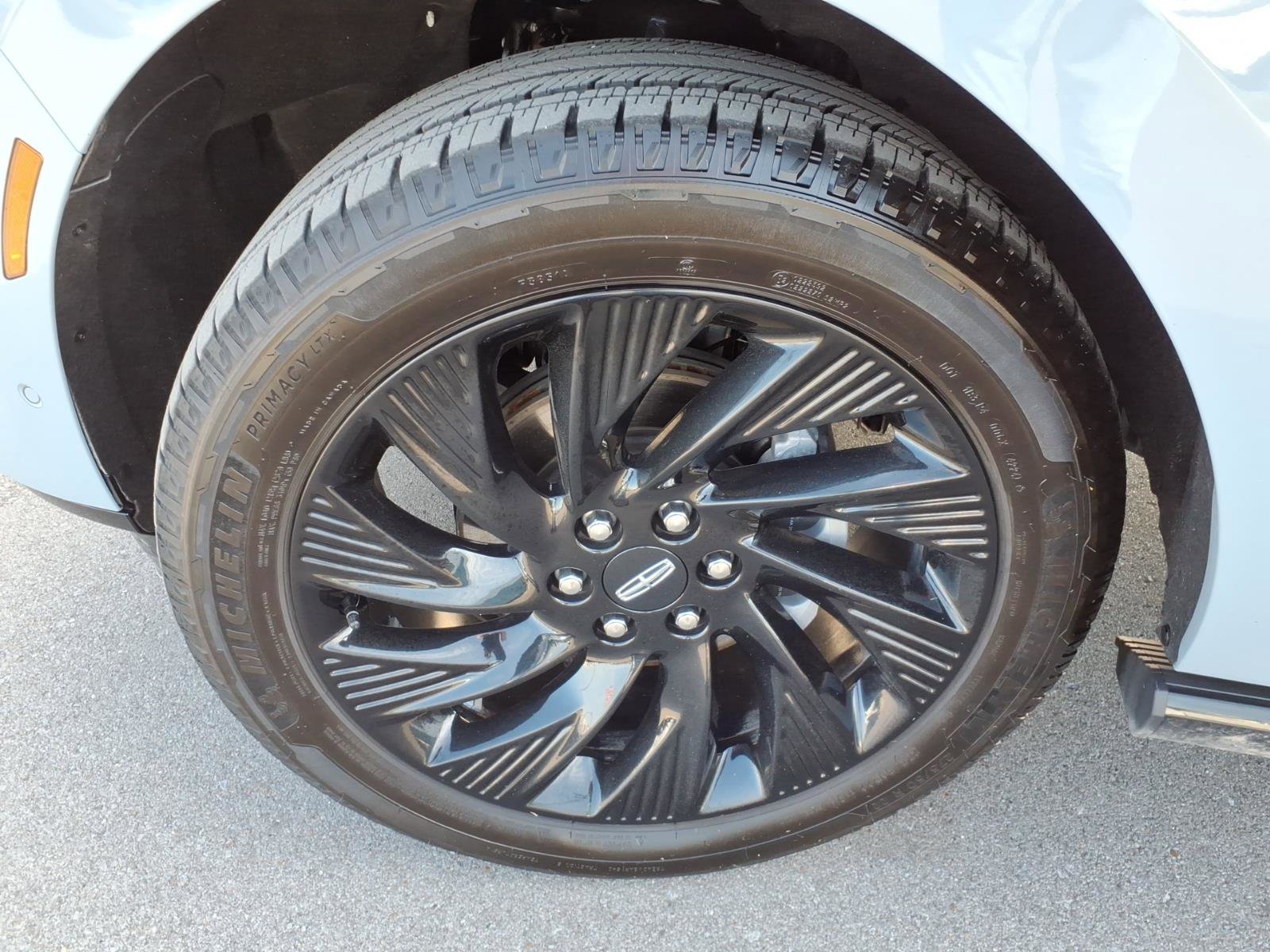 Used 2025 Lincoln Navigator Reserve w/ Jet Appearance Package image 9