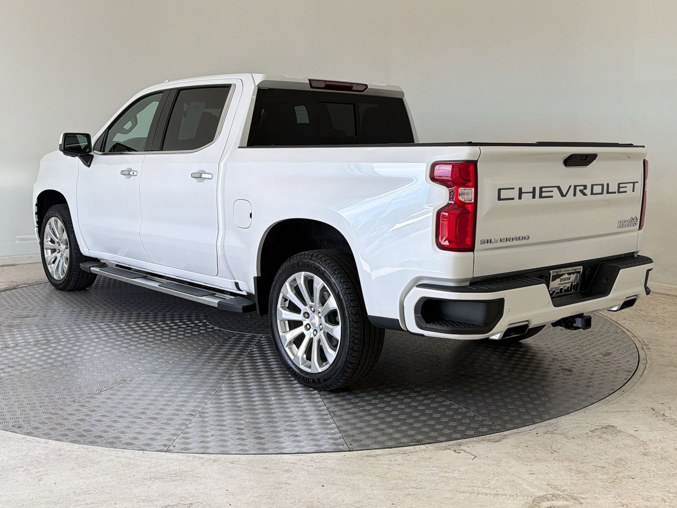 Used 2022 Chevrolet Silverado 1500 High Country w/ Safety Package II image 3
